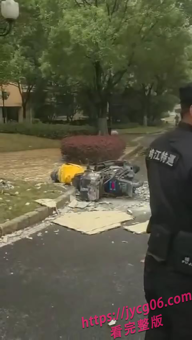 安徽外卖小哥被墙砸昏 手机还在狂喊：来新订单啦！ 配图4