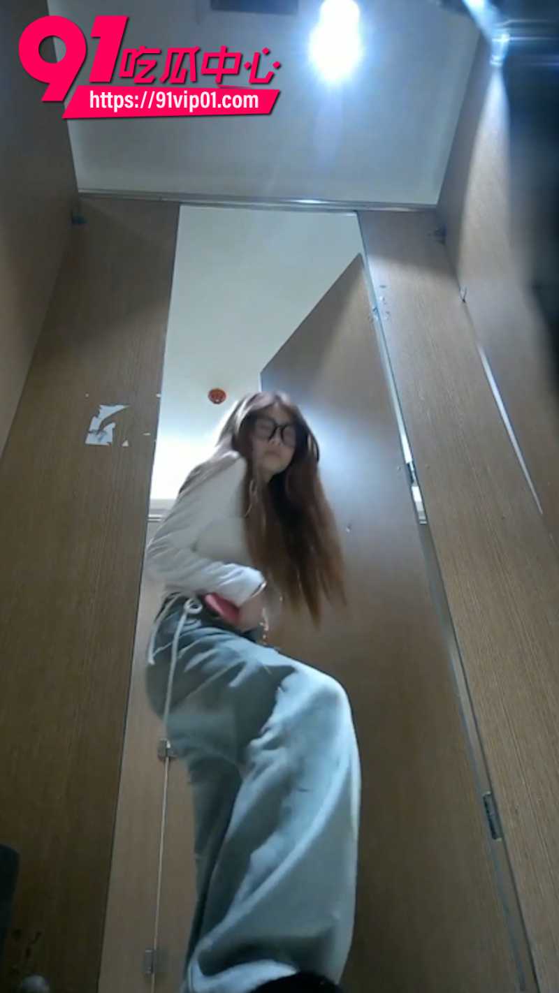 厕拍大神潜入商城女厕安装摄像头极限偷拍美女尿尿5 厕拍大神潜入商城女厕安装摄像头极限偷拍美女尿尿5