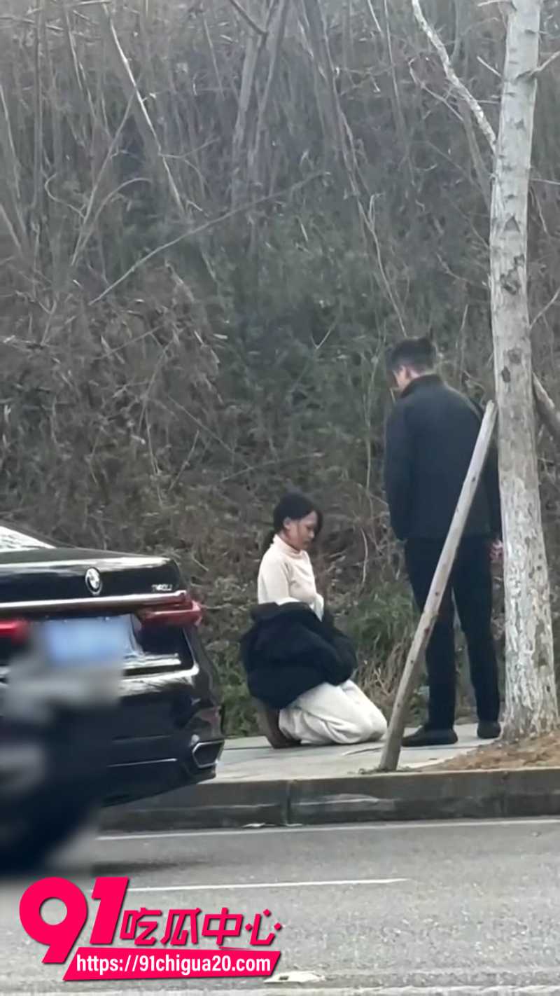 女子跪地向宝马车主求饶 原来是少妇出轨给老公戴绿帽被抓奸