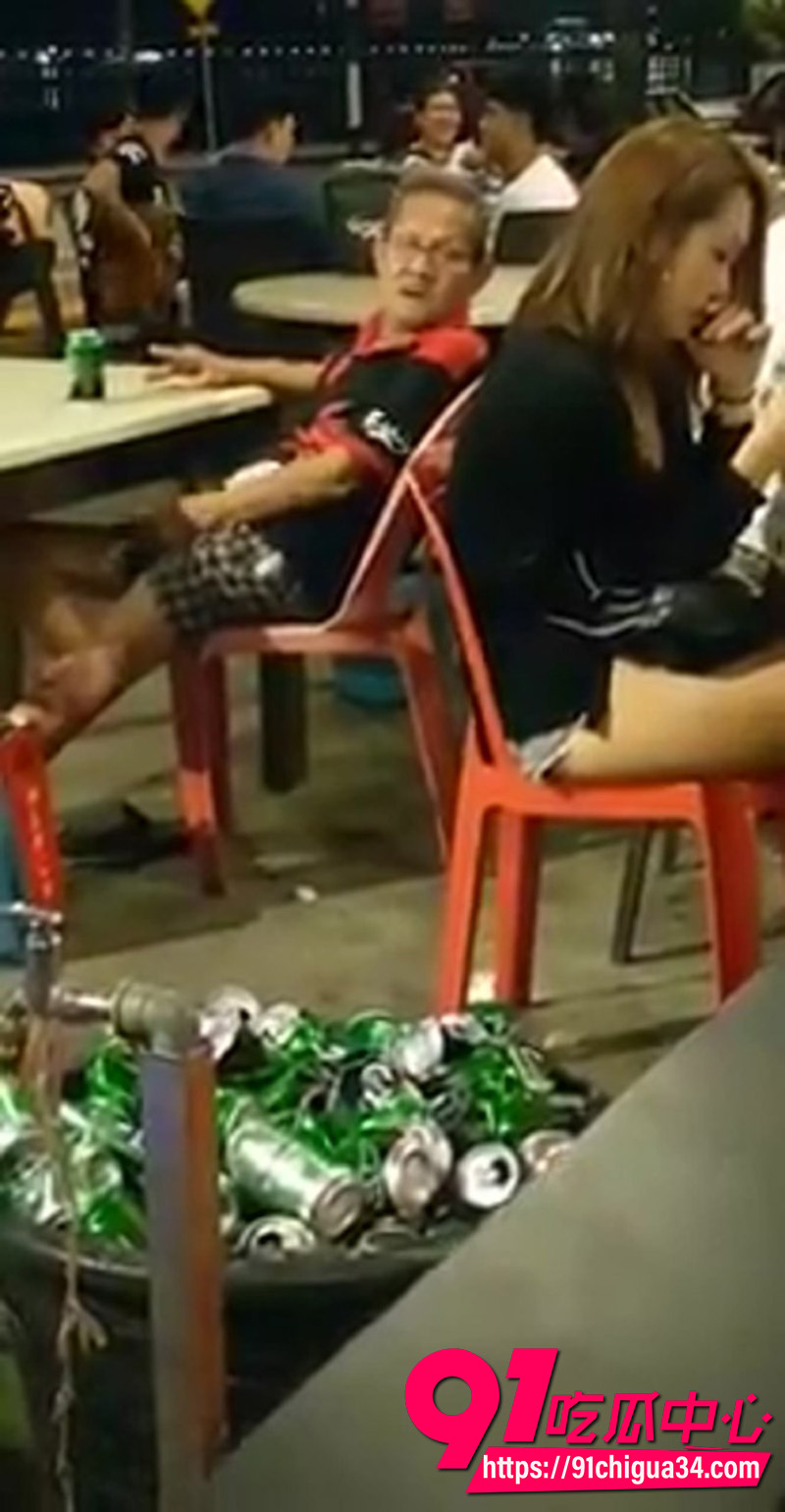 夜市老头打飞机视频 老色批旁若无人意淫美女 户外露出撸鸡巴被偷拍 夜市老头打飞机视频 老色批旁若无人意淫美女 户外露出撸鸡巴被偷拍
