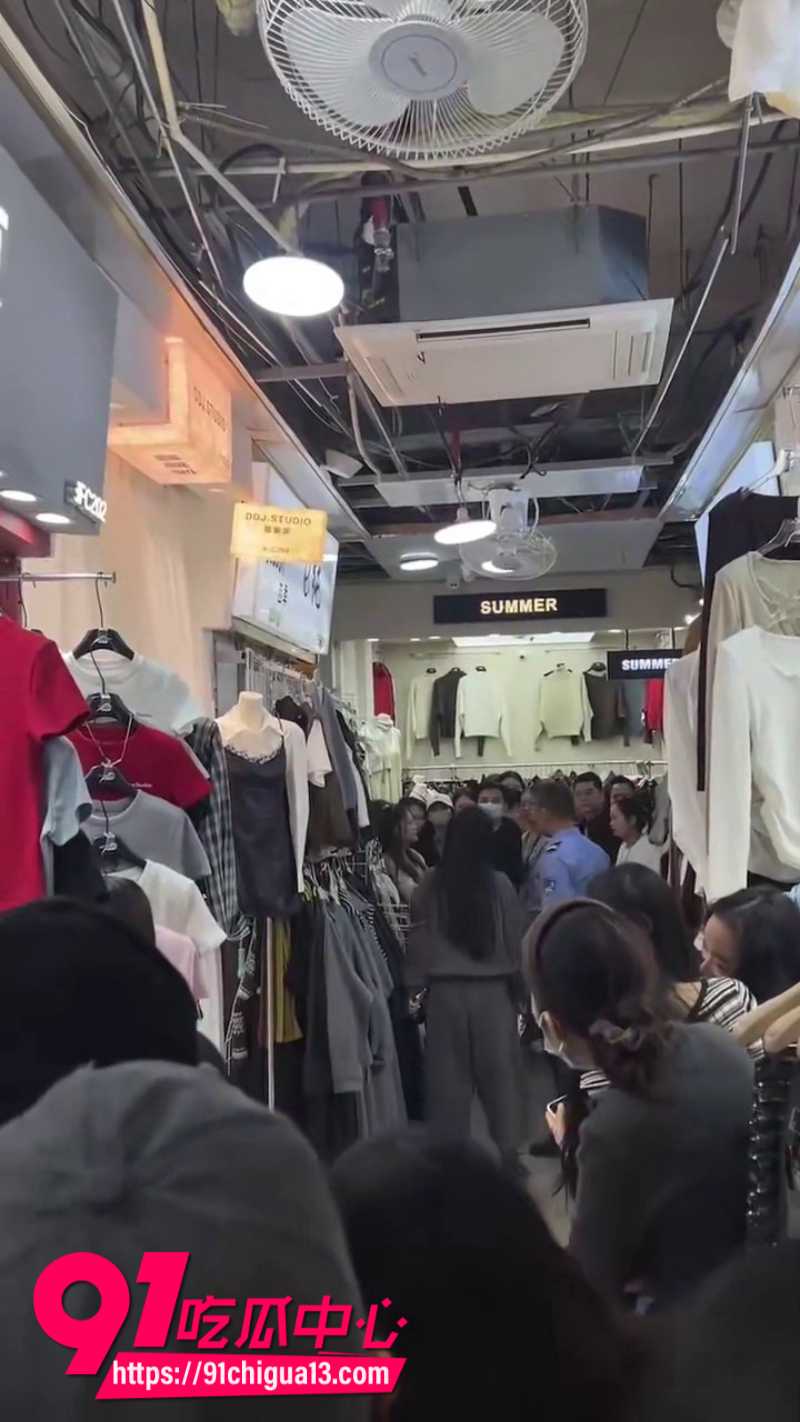 女人在商场打架打的头破血流7 女人在商场打架打的头破血流7