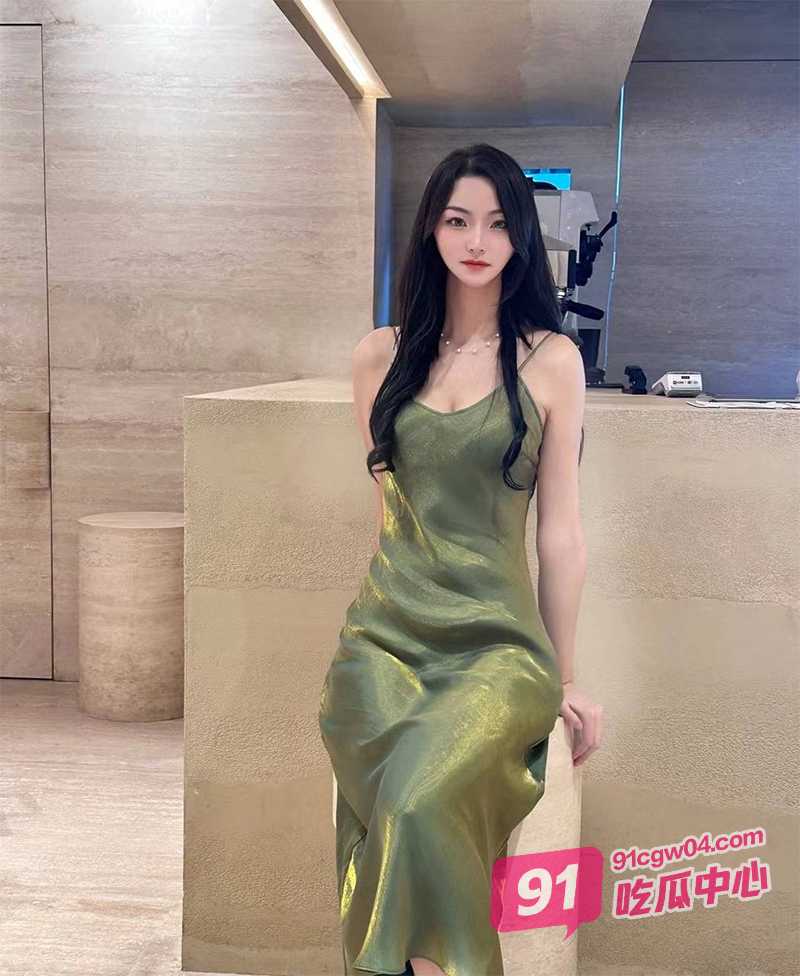 男厕所内误闯醉酒少妇 早已欲火焚身的小伙把她摁在地上爆操 配合度极高！ 配图3