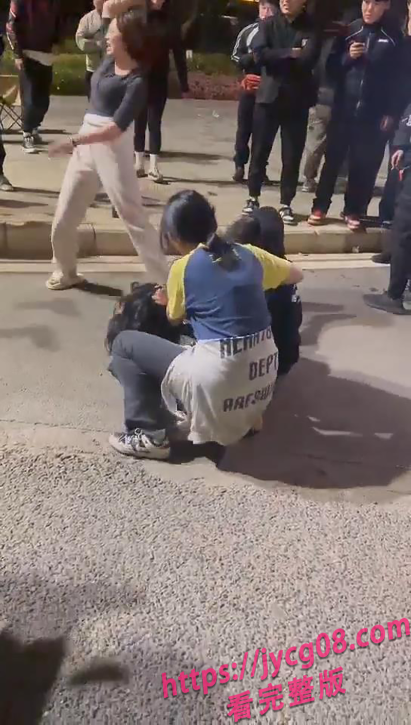 河北精神妹现场爆发！单挑三女毫不退缩×全程越打越猛！ 配图2