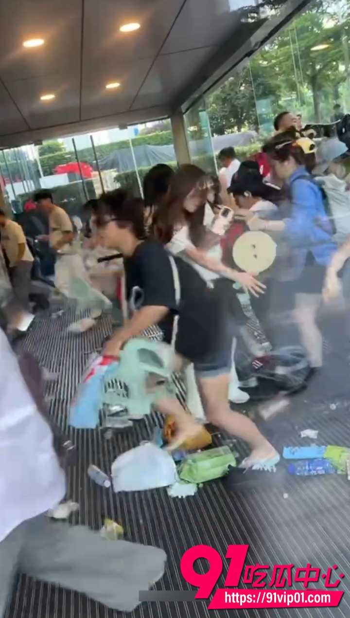 张凌赫女粉丝挤碎玻璃门4