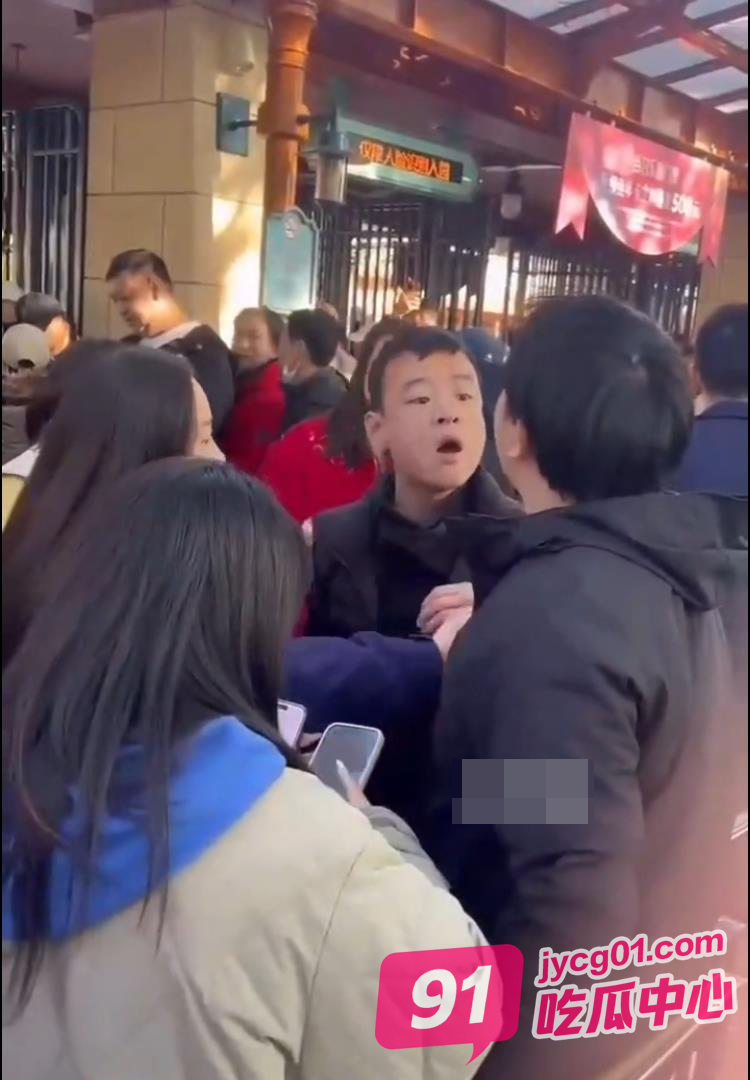 上海迪士尼又现打人事件 黄牛插队恼羞成怒一拳头破血流！ 配图5