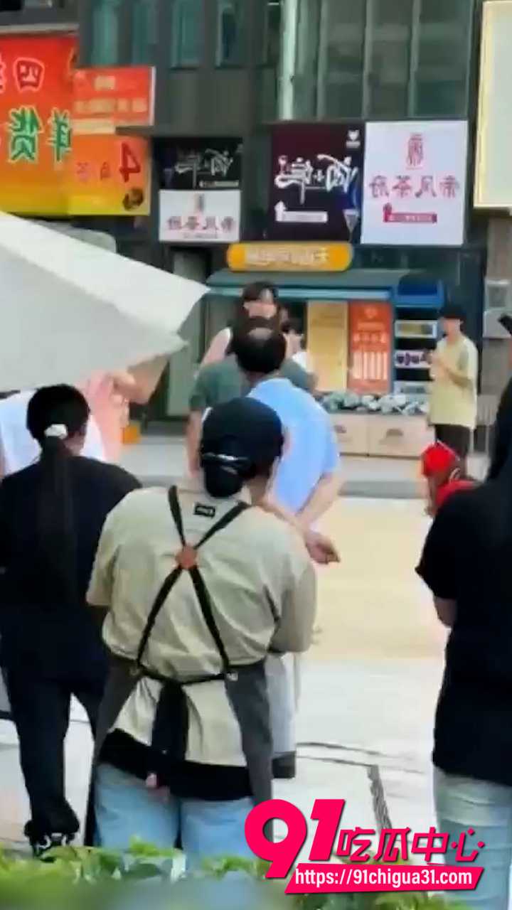 妻子出轨被抓包 老公狠心惩罚穿红衣跪街头叫卖 脖子挂牌80一次当街羞辱社死!