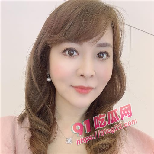 老婆在外面等着投喂 我和丈母娘却在厨房里紧张的偷情！