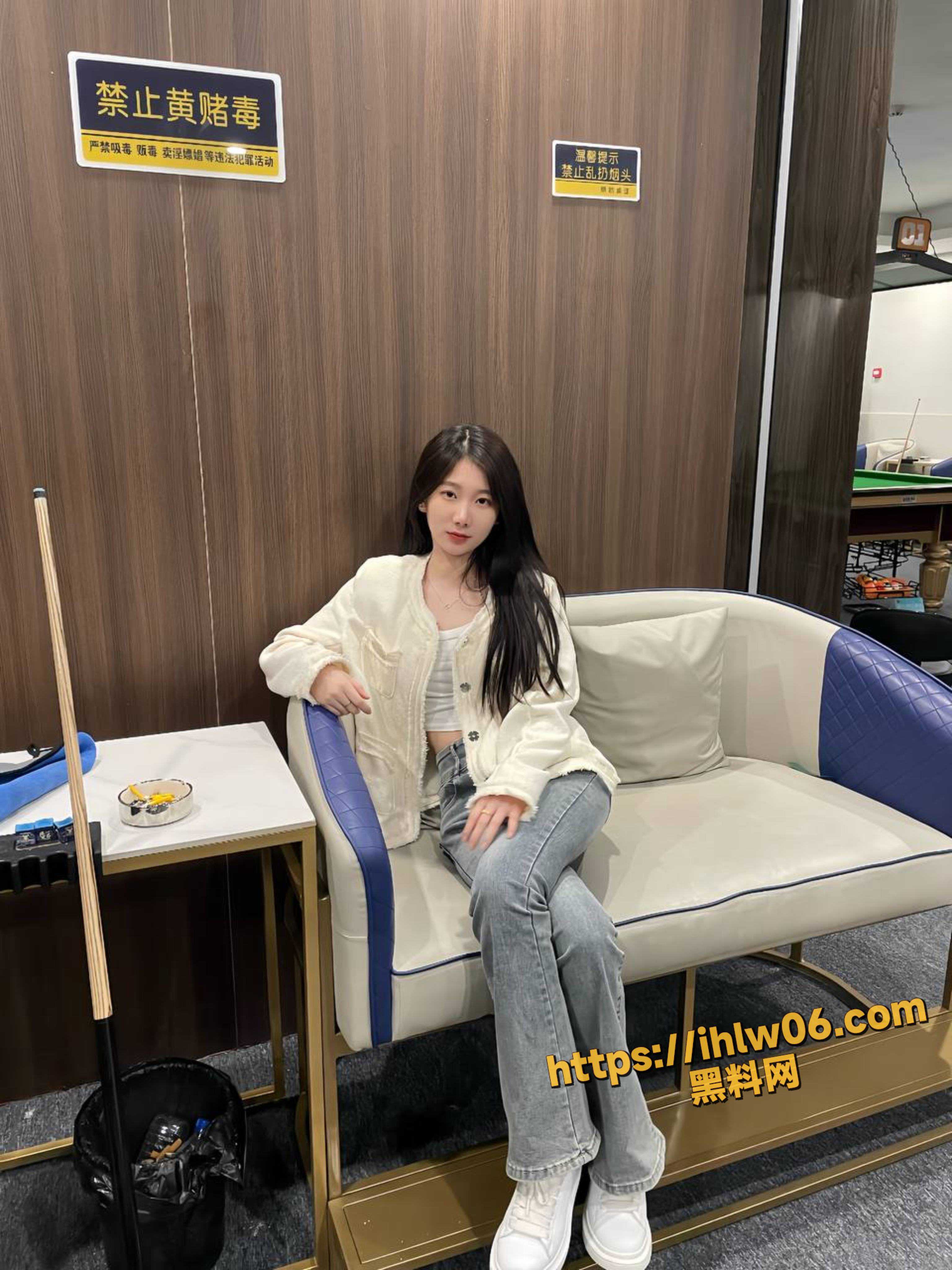 台球室的骚逼真是越来越多 卖弄风骚的样子真的贱 大神手持闯拍厕所抄底！