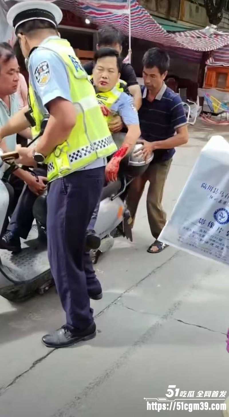广西玉林砍人狂魔 30岁男子当街发疯 3