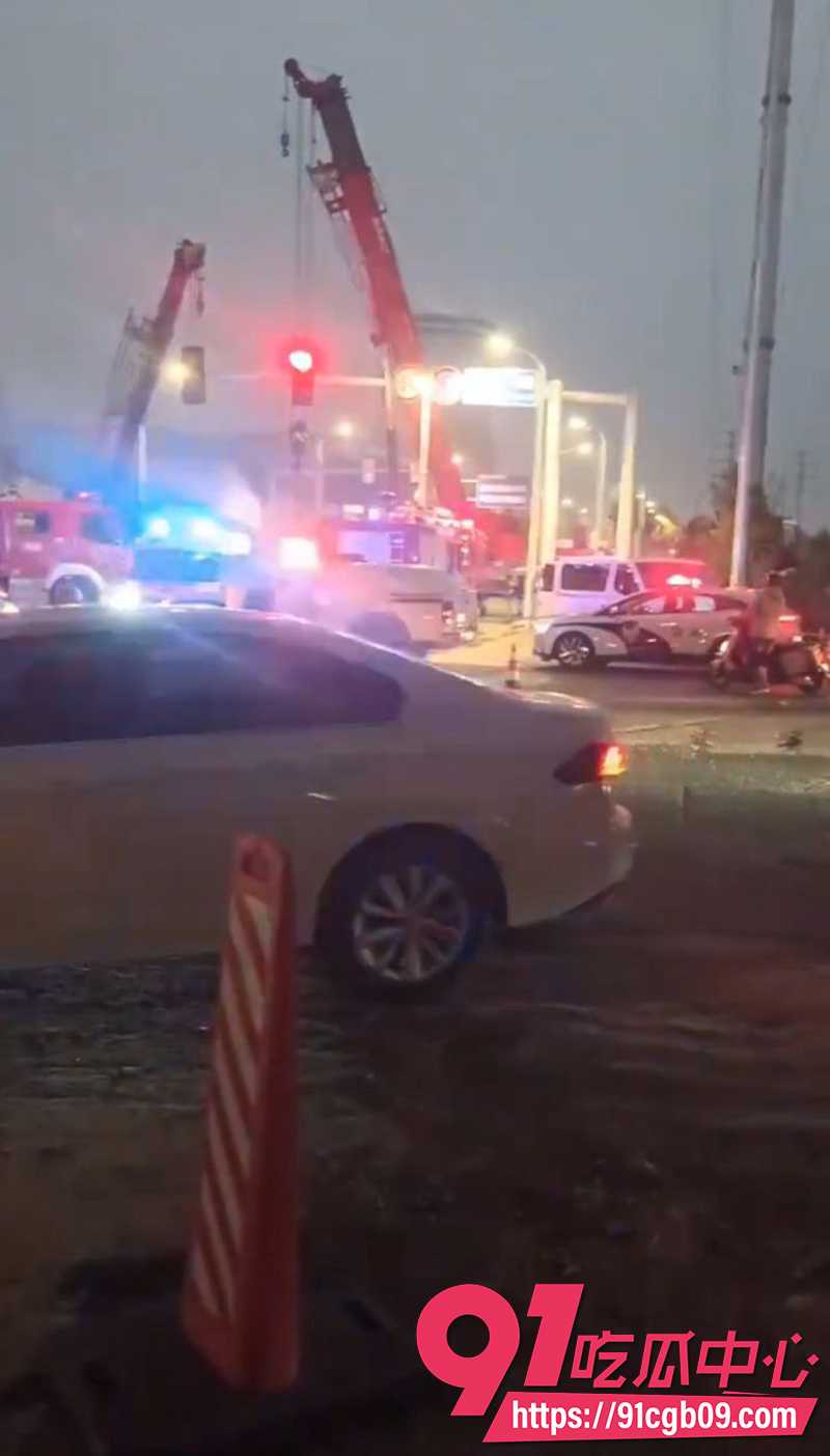10烟台渣土车路口侧翻掩埋两车 8