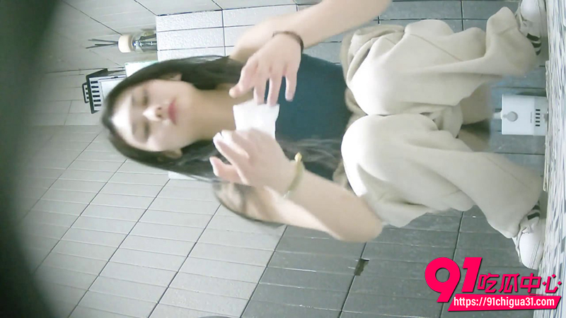 商场女厕偷拍 4