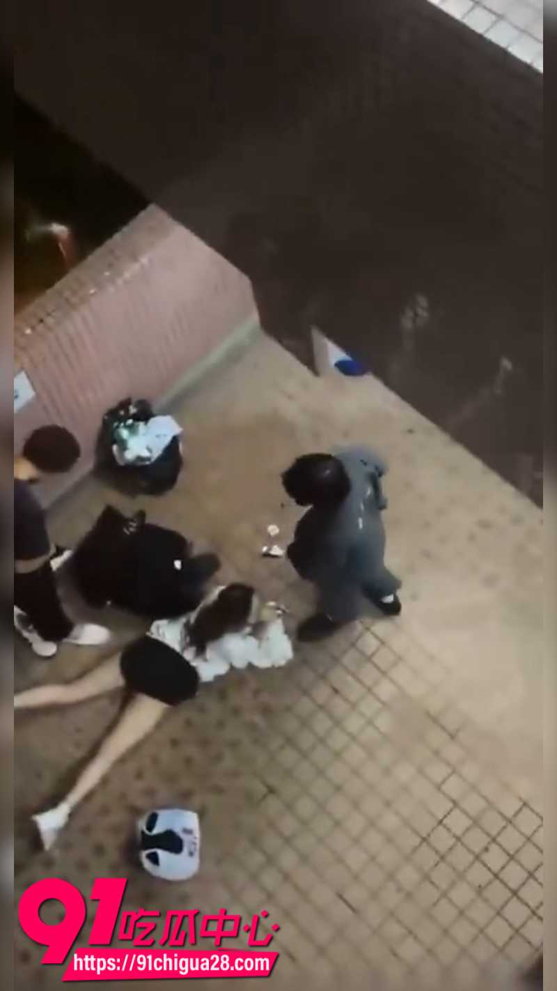 香港屋苑平台年轻人3P现场6 香港屋苑平台年轻人3P现场6