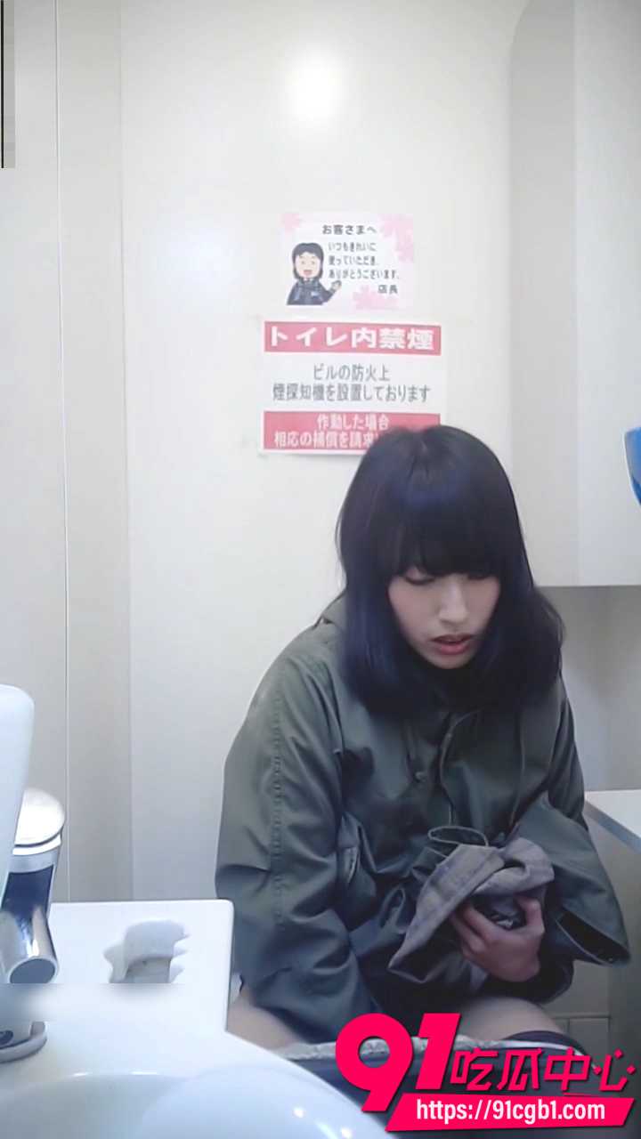 厕拍大神在美容院女厕 近距离偷拍多位高颜值小姐姐尿尿 美女们羞耻蹲坑画面全网曝光
