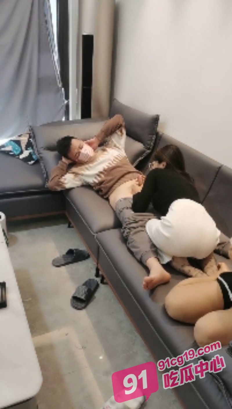 女大学生组队下海 同宿舍四美女大开双腿 轮流等着被干！ 配图5