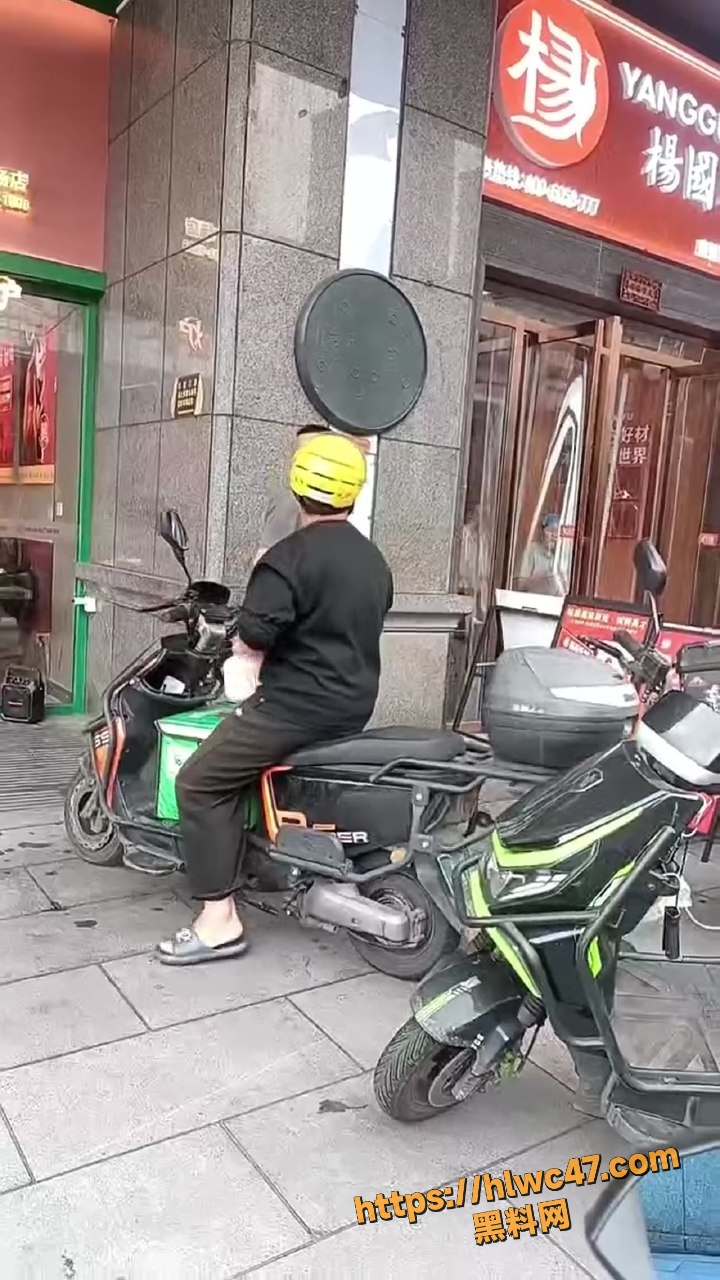 杨国福麻辣烫店主与外卖小哥当街冲突 店主踹车拳击骑手 女店员拉偏架太热闹
