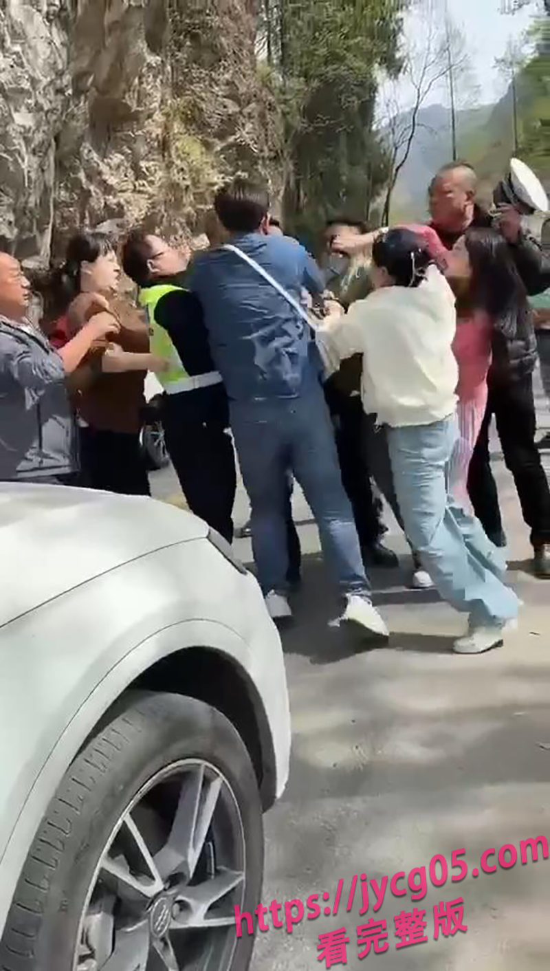骂战现场升级无规则格斗赛！交警要是不在绝对出命案！ 配图4