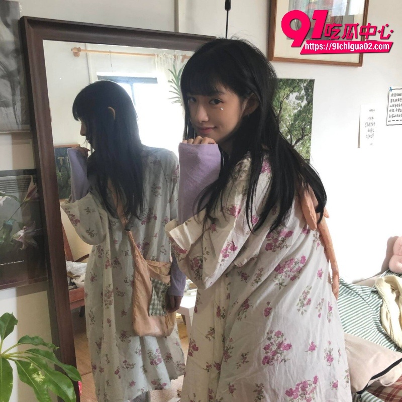 长沙市财经职业中专 赵虹 宿舍里用风油精自慰拍摄1