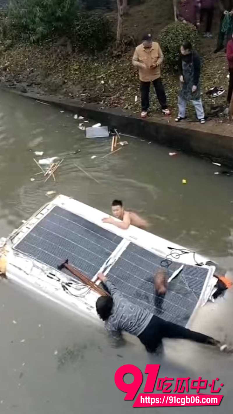 江苏扬州房车撞断桥栏杆冲入小河3