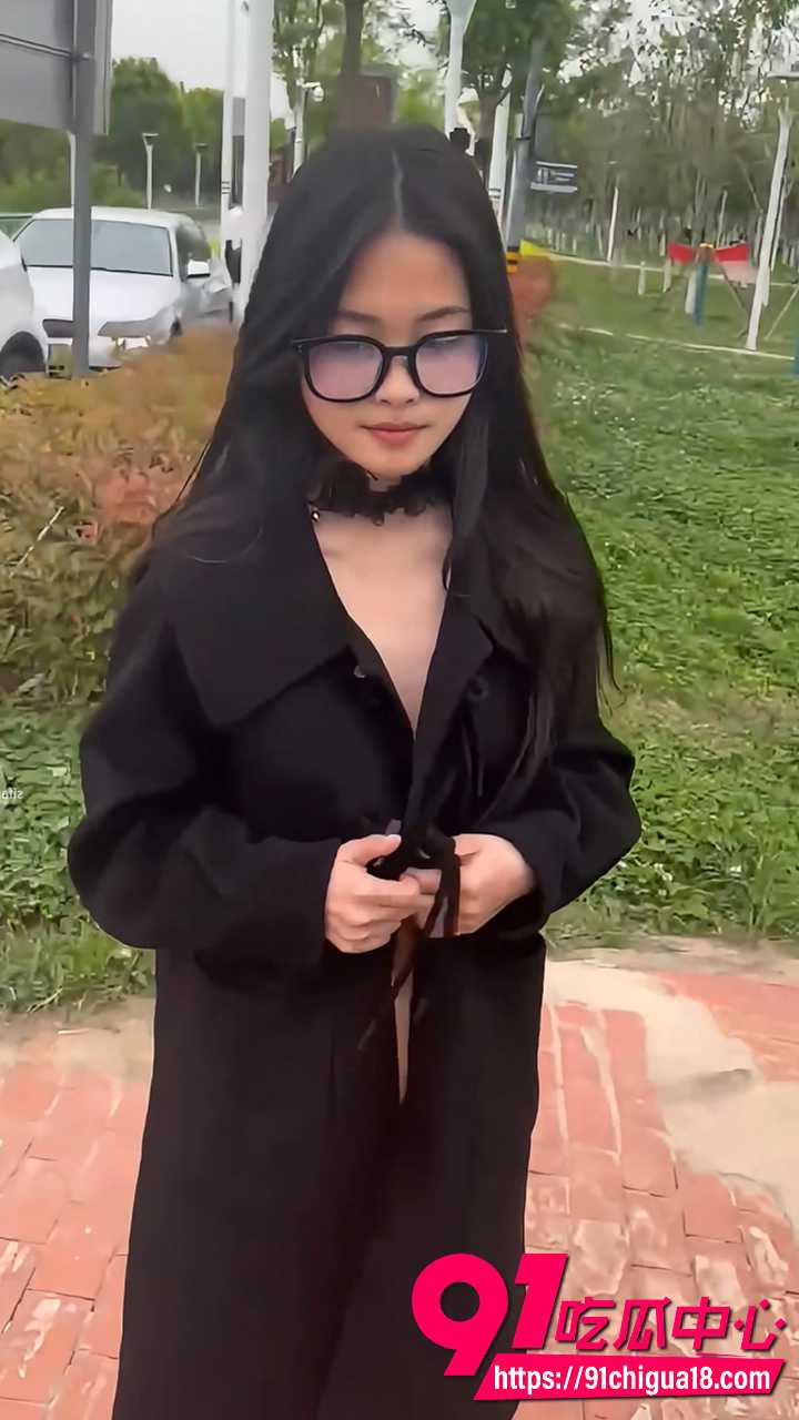 西蒙工作室柚柚新片树林勾引路人 黑长直少女脱光红丝吊带野外后入