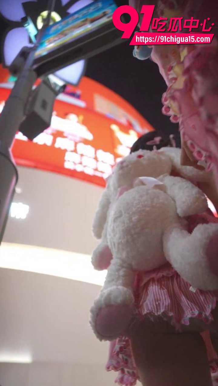 三个萝莉透明丝袜下蕾丝内裤若隐若现2