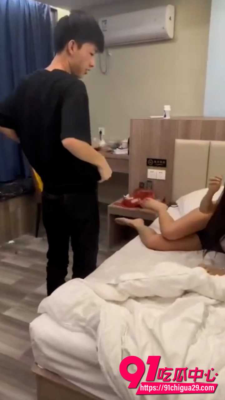 每日一抓 男子出轨被抓包 女友带姐妹当场暴打小三 撕衣扯头发现场一片混乱