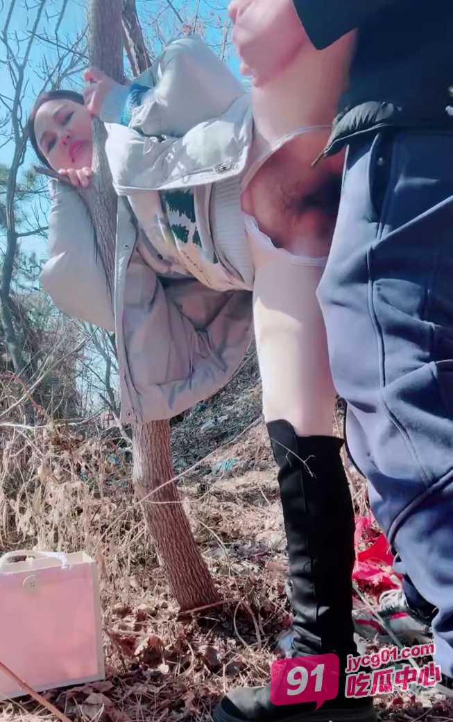 东北少妇户外直播露出 心痒难耐勾引路人 被抬腿输出爽到起飞！ 配图2