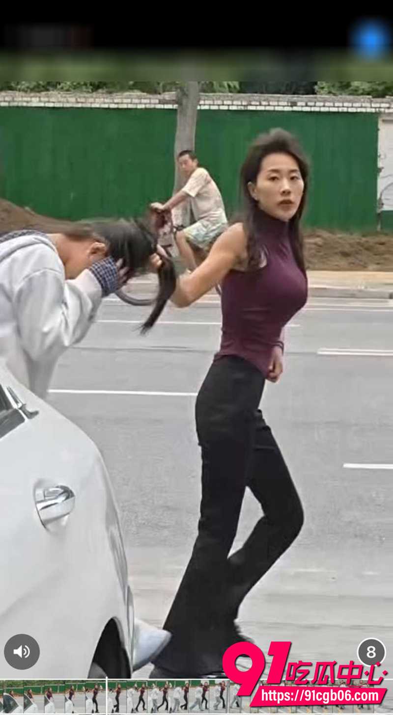 街头抓奸现场流出 气质原配美女暴打学生妹小三 引来民警围观不敢劝 场面火爆异常