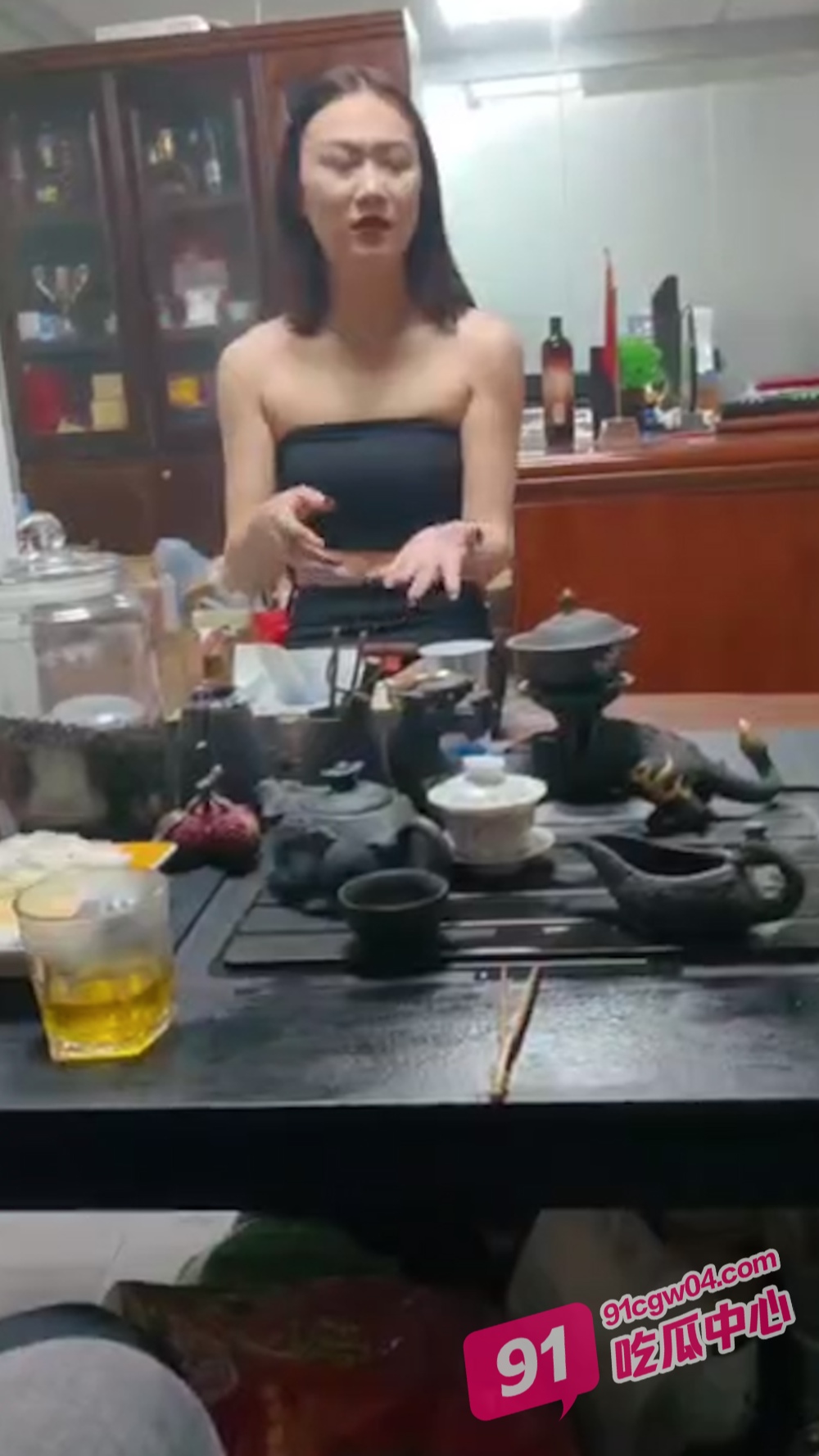 西安夜场小姐都是怎么面试的？ 先用嘴自我介绍说 再用嘴咬着大屌！ 配图4