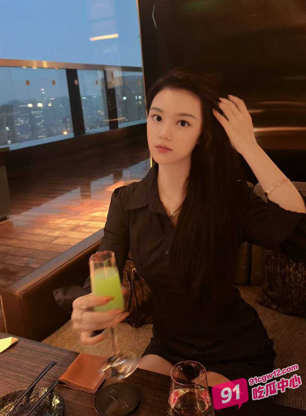 东方国际长腿女经理陈敏霞～酒醉被上司带走酒店迷奸 和兄弟们一起玩弄自拍视频流出 配图