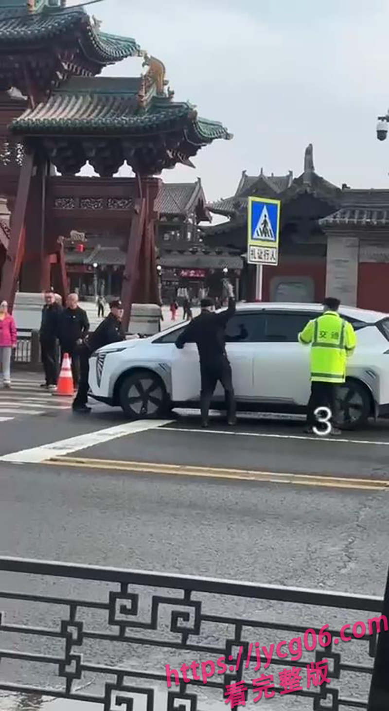 山西晋城街头大戏!电车顶着保安狂飙 交警都看傻了