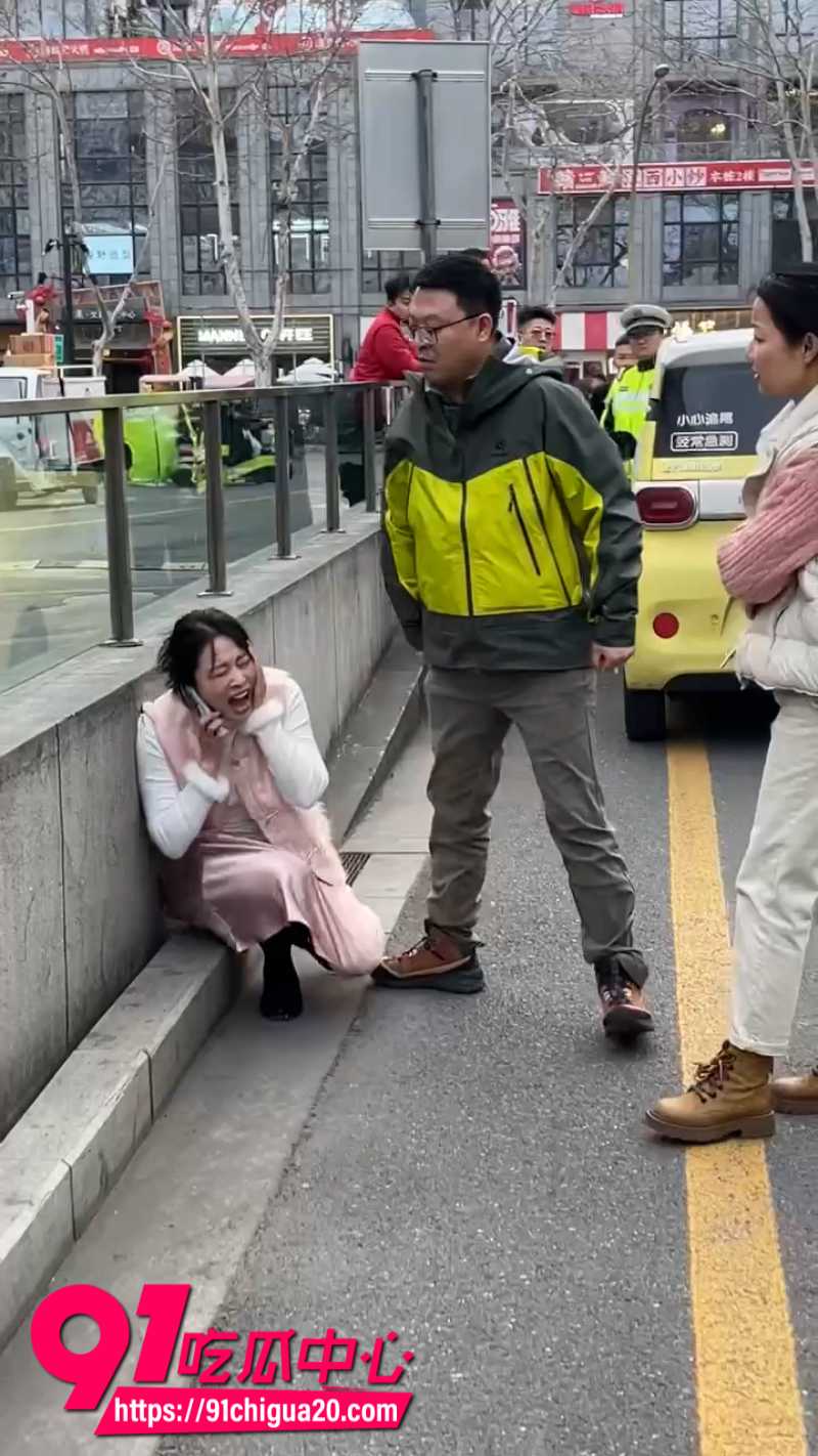 江苏扬州男司机和女司机发生剐蹭后扇了女的一巴掌7