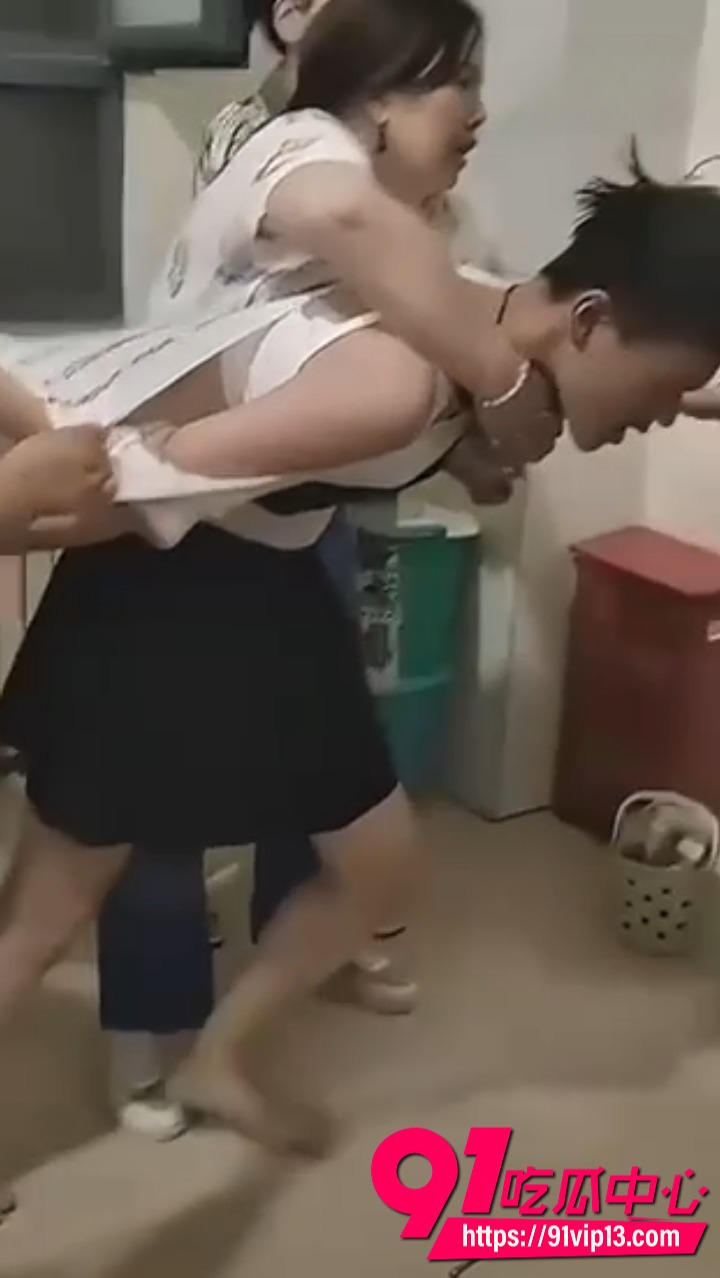学校女浴室抓偷拍狂 瘦弱男子挣扎反抗被胖女生死死抱压制服 众女生合力扯衣按人