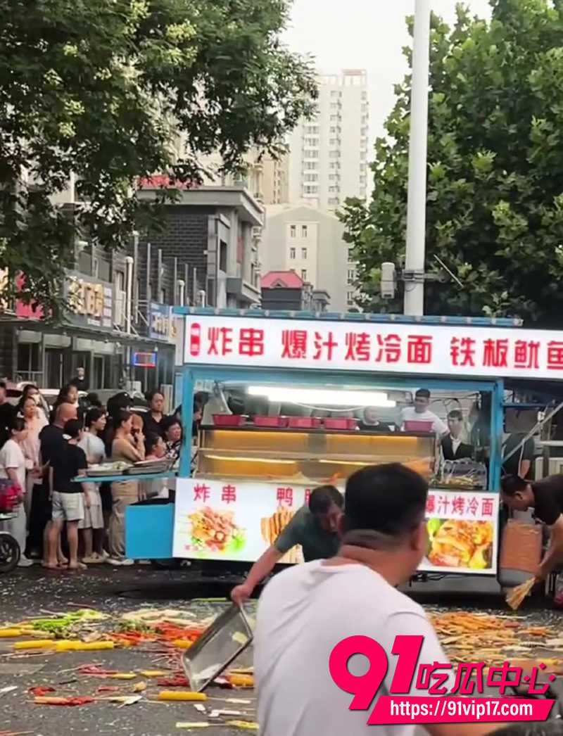 迎泰新城夜市炸串摊老板夫妇吵架 1