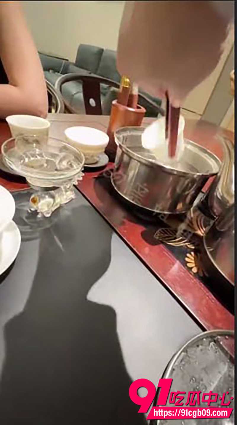 瓜友投稿 黑丝学姐不穿内裤勾引 被我按桌上猛操到喷水！