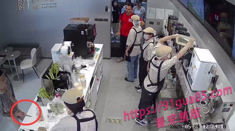 古茗奶茶门店突发事件 光膀男持刀闯入全过程曝光～