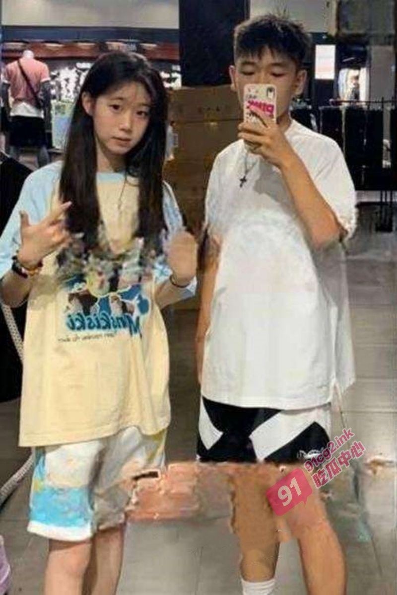 贵州一中情侣绿帽事件～女友把闺蜜灌醉给男友操 闺蜜在地板上被男友干出血！