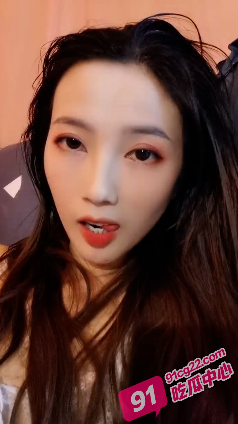 “生活要想满足 下海实现富足” 气质美女难挡金钱欲 出租屋里初尝卖逼的快乐！