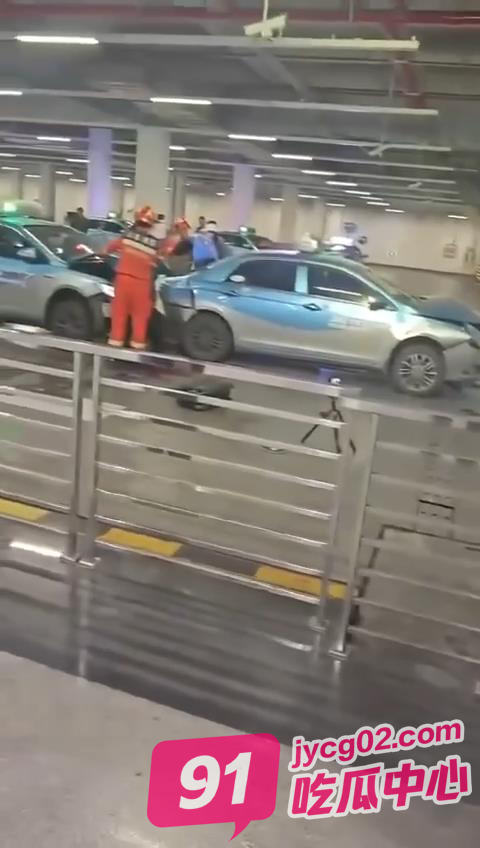湖南长沙高铁站上客区出租追尾乘客被夹 现场实况惨烈传来 配图2