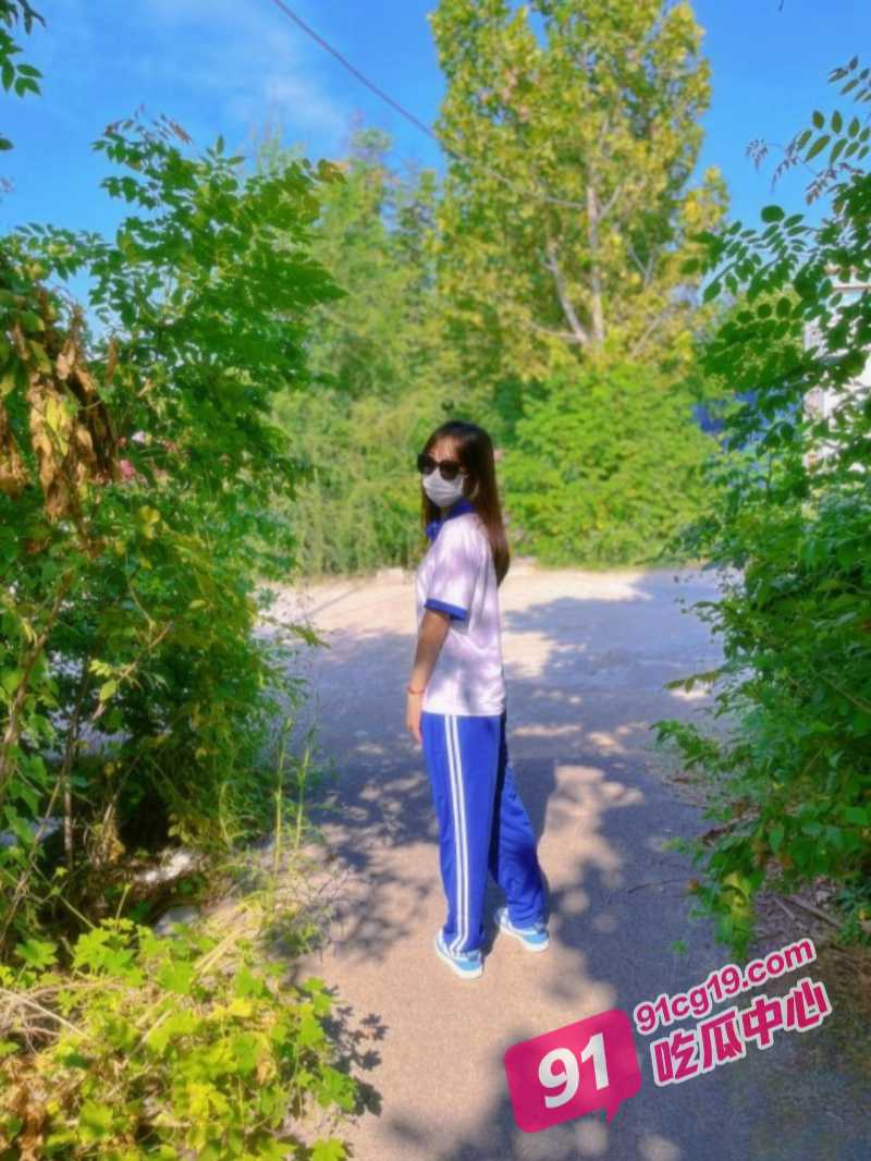 奔驰哥连自己女儿都不放过！ 在小树林把白虎一线天的小女儿操了！ 配图9