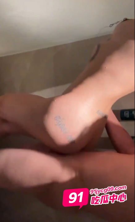 推特纹身母狗HighSchoolGirls 浴室被扇脸饮尿 这爱好真奇葩！ 配图2