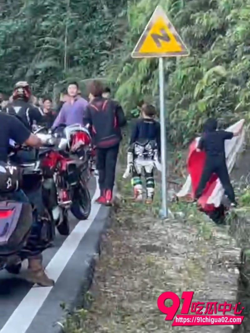 桂山袁聪摔车 估计腰已经断了1