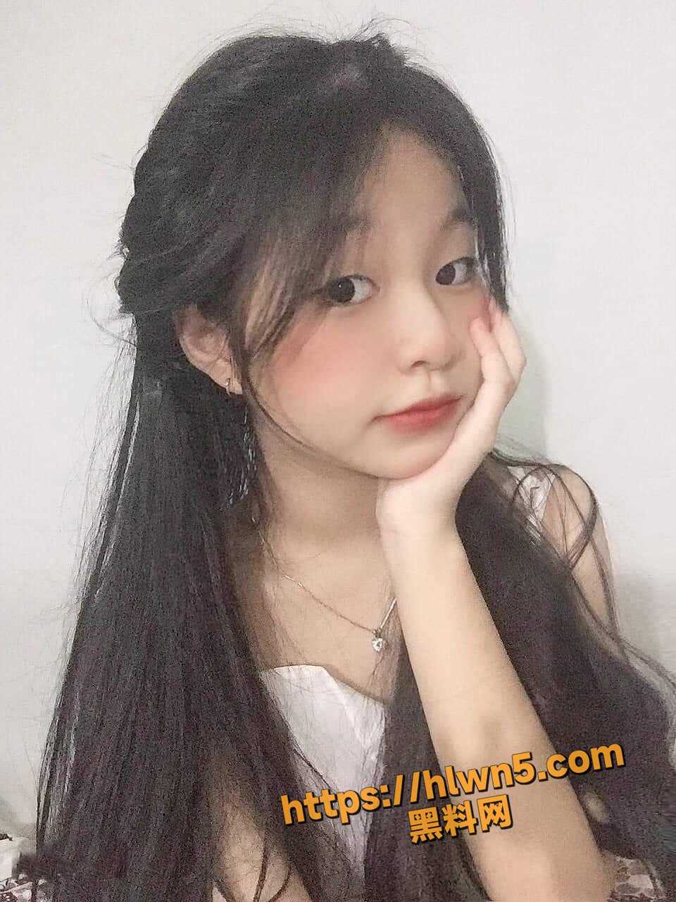 看脸蛋还比较稚嫩的江西南昌19岁的高中生 与男友偷吃禁果 技术娴熟的真不像是老江湖 叫声淫荡！