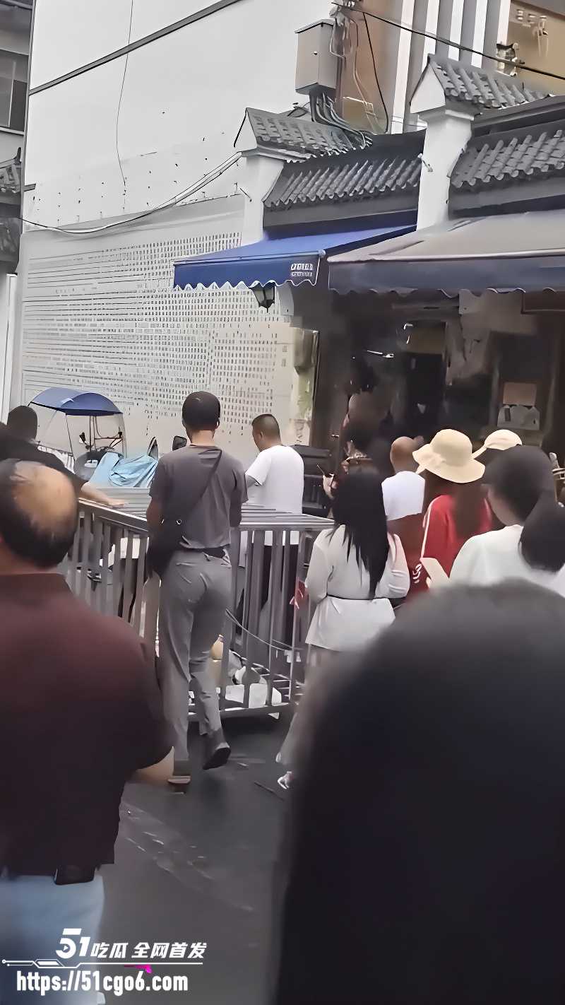 湖南汨罗商业街 惊现活人浸猪笼 6 湖南汨罗商业街 惊现活人浸猪笼 6