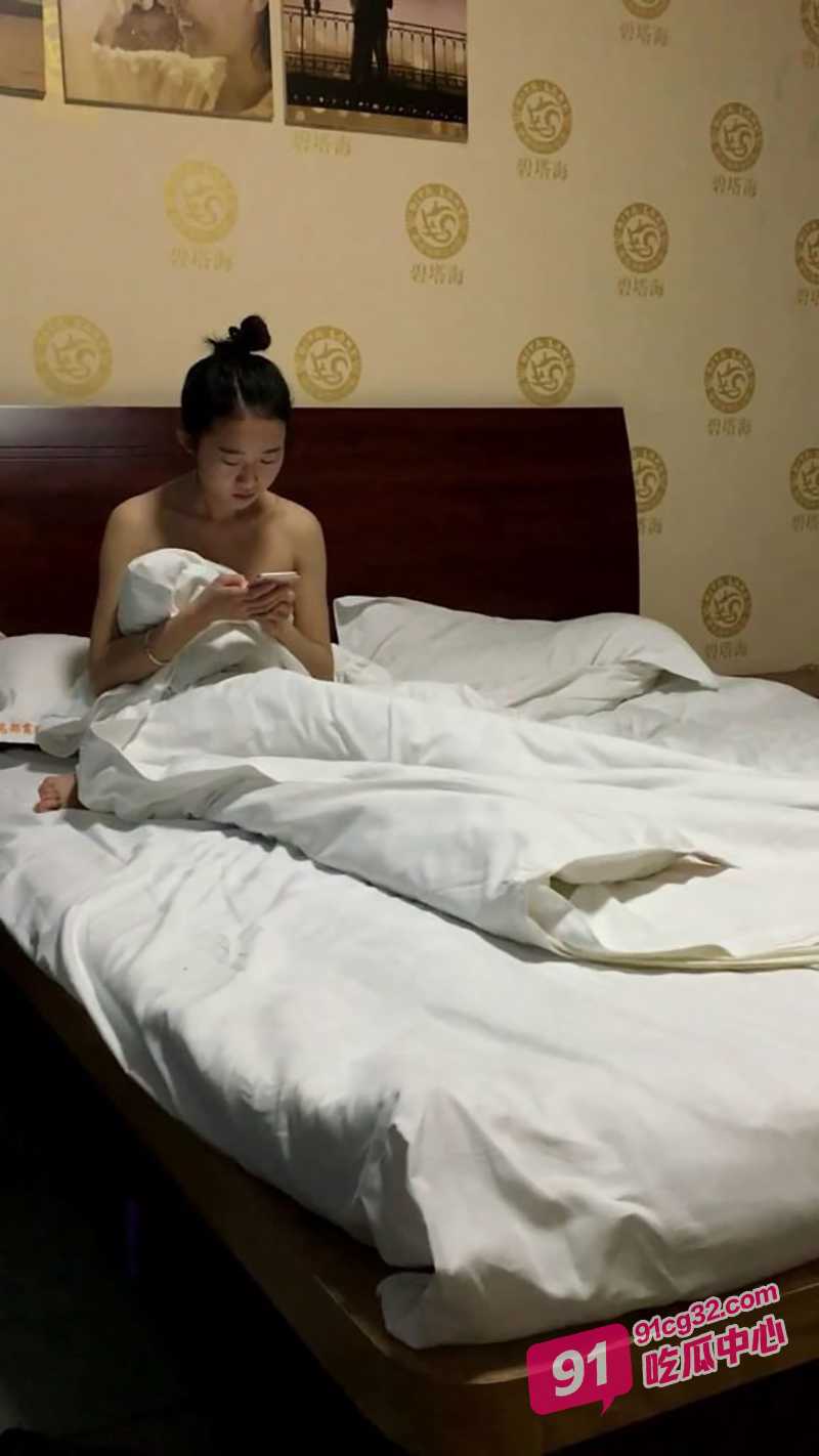 江西现代学院张欣 和男友多姿势操逼没想到偷拍贩卖视频 ！