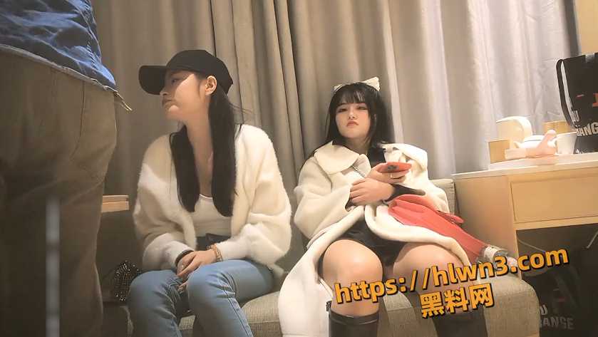 探花牛人偷拍 叫来两个00后上门服务的小姐姐 一人胖如坦克 一人瘦如单车 牛人大力抽插二女！