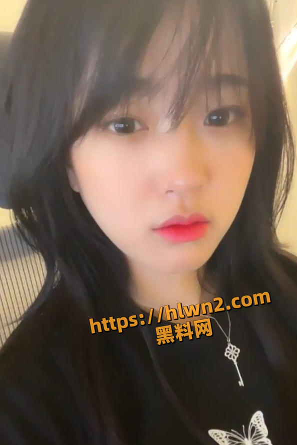 韩国颜值高长得清纯的美女直播时不慎露奶头的视频被网友录屏疯传 水汪汪卡姿兰大眼睛好迷人！