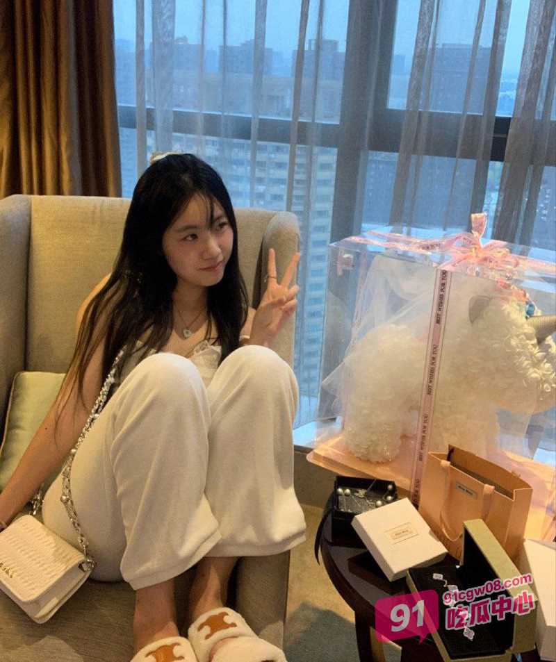 健身网红Babycow 土豪大尺度露脸定制 全裸玩穴深喉口交 还得健身博主 这身材的确很顶啊~ 配图3