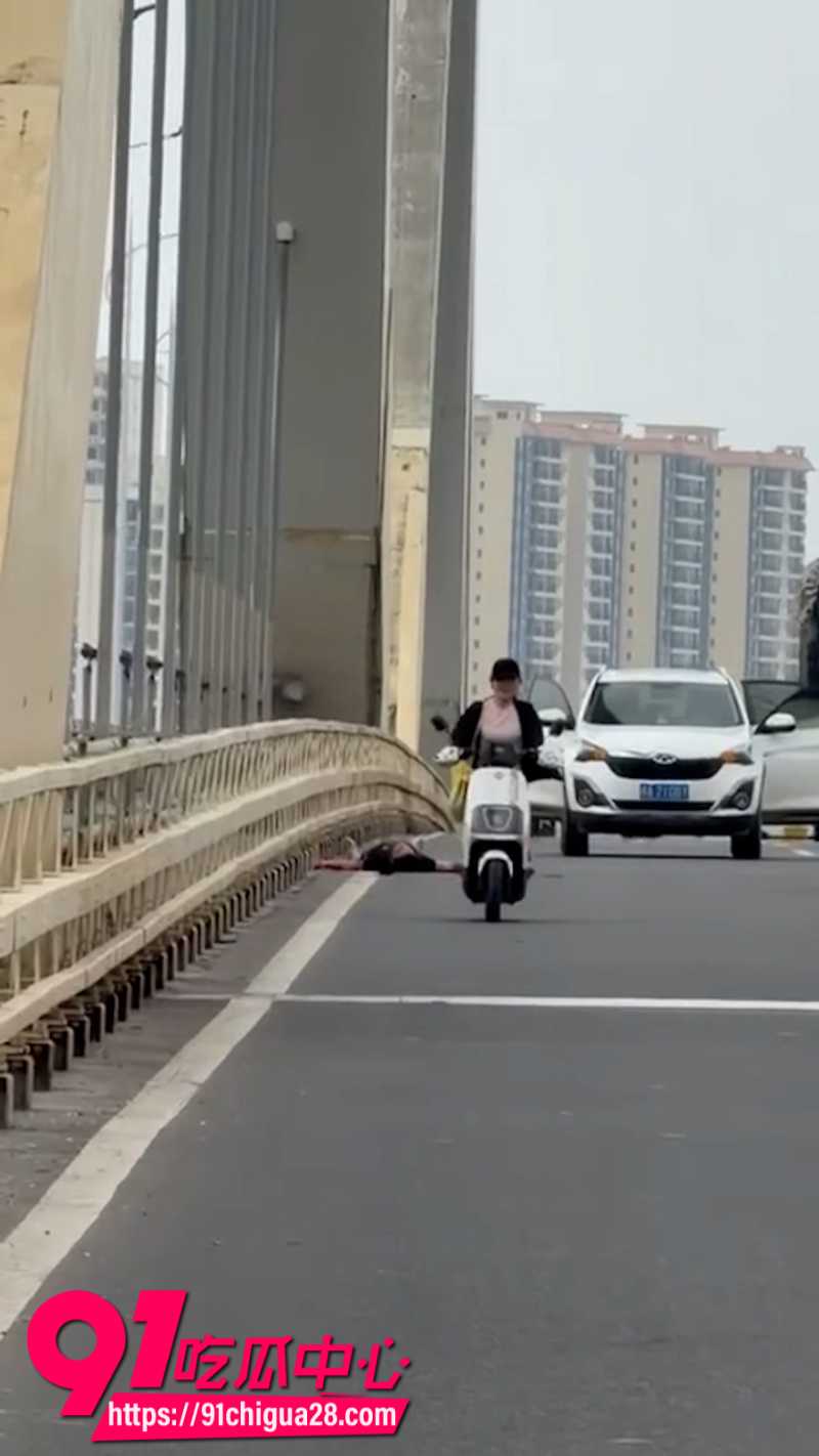 广西南宁西明桥发生砍人事件4