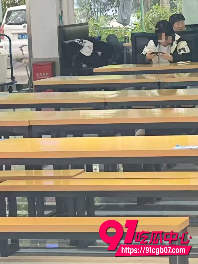 河南郑州商学院食堂 惊爆小情侣大胆女上位 女生骑乘疯狂摇摆 小心翼翼以为无人知实则已经被偷拍