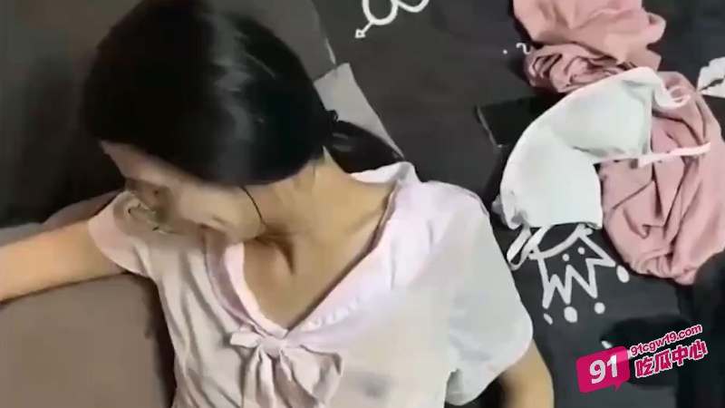 兄妹乱伦实录～禽兽哥哥精虫上脑竟让胸都没发育的亲妹妹给自己泄欲